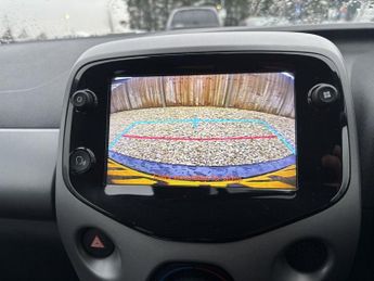 TOYOTA AYGO 1.0 VVT-i x-play Hatchback 5dr Petrol x-shift Euro 6 (Safety Sen