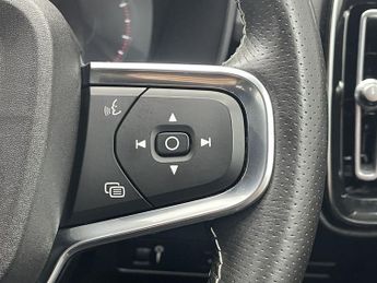 VOLVO XC40 2.0 B4 MHEV R-Design Pro SUV 5dr Petrol Hybrid Auto AWD Euro 6 (