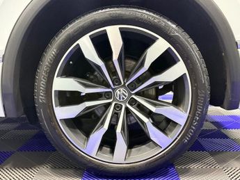 VOLKSWAGEN TIGUAN 2.0 TDI R-Line SUV 5dr Diesel DSG 4Motion Euro 6 (s/s) (150 ps)