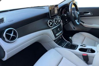 MERCEDES-BENZ GLA CLASS 1.6 GLA200 SE SUV 5dr Petrol Manual Euro 6 (s/s) (156 ps) Revers