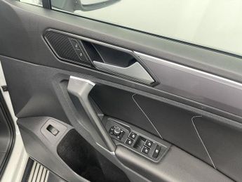 VOLKSWAGEN TIGUAN 2.0 TDI R-Line SUV 5dr Diesel DSG Euro 6 (s/s) (150 ps)