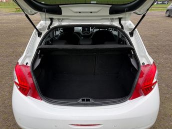 PEUGEOT 208 1.2 VTi PureTech Style Hatchback 5dr Petrol Manual Euro 6 (82 ps