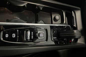 VOLVO XC60 2.0h T8 Twin Engine 11.6kWh R-Design Pro SUV 5dr Petrol Plug-in 