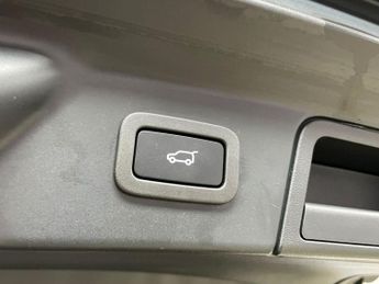 LAND ROVER RANGE ROVER VELAR 2.0 D200 MHEV R-Dynamic SE SUV 5dr Diesel Auto 4WD Euro 6 (s/s) 