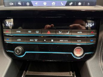 JAGUAR F-PACE 2.0 D180 R-Sport SUV 5dr Diesel Auto AWD Euro 6 (s/s) (180 ps)