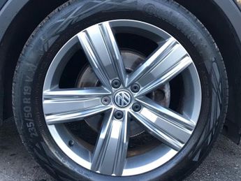 VOLKSWAGEN TIGUAN 2.0 TDI SEL SUV 5dr Diesel DSG Euro 6 (s/s) (150 ps)