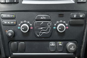 VOLVO XC90 2.4 D5 ES SUV 5dr Diesel Geartronic 4WD Euro 5 (200 ps)