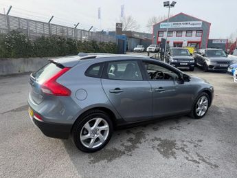 VOLVO V40 CROSS COUNTRY 1.6 D2 Lux Hatchback 5dr Diesel Powershift Euro 5-2 FORMER KEEPE