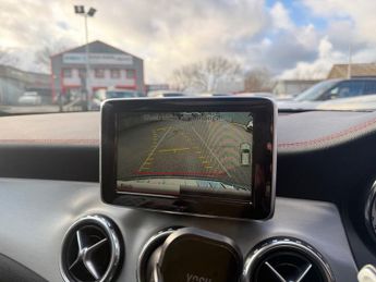 MERCEDES-BENZ 180 2.1 GLA220d AMG Line (Premium Plus) SUV 5dr Diesel 7G-DCT 4MATIC