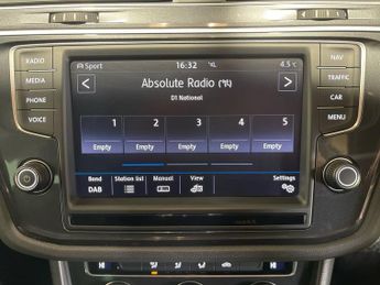 VOLKSWAGEN TIGUAN 2.0 TDI BlueMotion Tech SE Navigation SUV 5dr Diesel DSG 4Motion