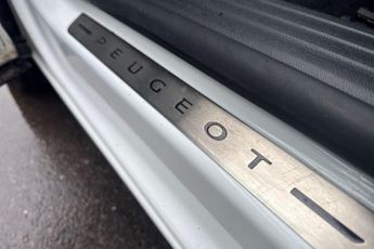 PEUGEOT E-2008 50kWh GT Premium SUV 5dr Electric Auto (136 ps) Reverse Camera, 