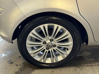 VAUXHALL CORSA 1.4 16V SE Hatchback 5dr Petrol Auto Euro 5 (100 ps)