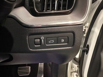 VOLVO XC60 2.0h T8 Twin Engine 10.4kWh R-Design SUV 5dr Petrol Plug-in Hybr