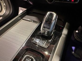 VOLVO XC60 2.0h T8 Twin Engine 10.4kWh R-Design SUV 5dr Petrol Plug-in Hybr