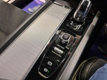 VOLVO XC60 2.0h T8 Twin Engine 10.4kWh R-Design SUV 5dr Petrol Plug-in Hybr