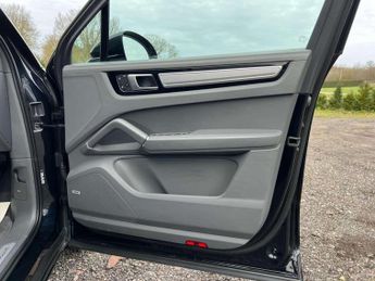 PORSCHE CAYENNE 3.0 Cayenne V6 Platinum Edition E-Hybrid A 4WD 5dr