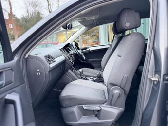 VOLKSWAGEN TIGUAN 2.0 TDI BlueMotion Tech SE Navigation SUV 5dr Diesel DSG 4Motion