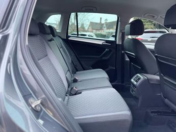 VOLKSWAGEN TIGUAN 2.0 TDI BlueMotion Tech SE Navigation SUV 5dr Diesel DSG 4Motion