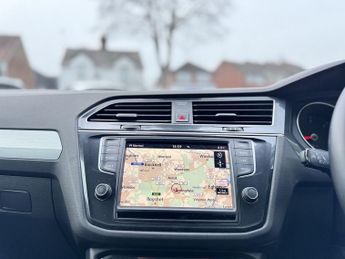 VOLKSWAGEN TIGUAN 2.0 TDI BlueMotion Tech SE Navigation SUV 5dr Diesel DSG 4Motion