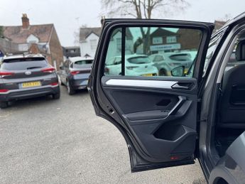 VOLKSWAGEN TIGUAN 2.0 TDI BlueMotion Tech SE Navigation SUV 5dr Diesel DSG 4Motion