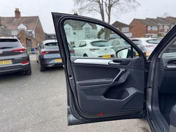 VOLKSWAGEN TIGUAN 2.0 TDI BlueMotion Tech SE Navigation SUV 5dr Diesel DSG 4Motion