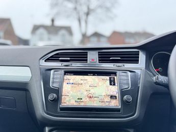 VOLKSWAGEN TIGUAN 2.0 TDI BlueMotion Tech SE Navigation SUV 5dr Diesel DSG 4Motion