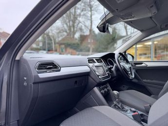 VOLKSWAGEN TIGUAN 2.0 TDI BlueMotion Tech SE Navigation SUV 5dr Diesel DSG 4Motion
