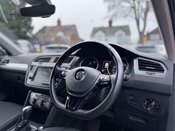 VOLKSWAGEN TIGUAN 2.0 TDI BlueMotion Tech SE Navigation SUV 5dr Diesel DSG 4Motion