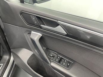 VOLKSWAGEN TIGUAN 2.0 TSI SEL SUV 5dr Petrol DSG 4Motion Euro 6 (s/s) (190 ps)