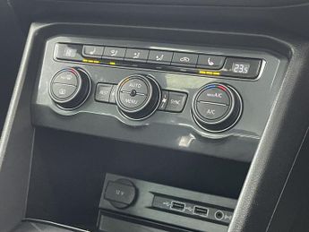 VOLKSWAGEN TIGUAN 2.0 TSI SEL SUV 5dr Petrol DSG 4Motion Euro 6 (s/s) (190 ps)