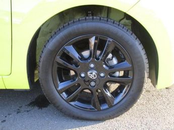 TOYOTA AYGO 1.0 VVT-i x-cite 3 Yellow Bi-Tone Hatchback 5dr Petrol x-shift E