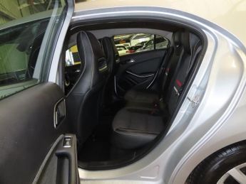 MERCEDES-BENZ A-CLASS 1.5 A180 CDI SE Hatchback 5dr Diesel 7G-DCT Euro 5 (s/s) (109 ps