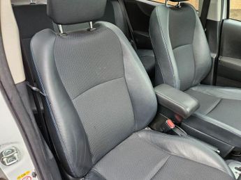 TOYOTA YARIS 1.5 VVT-h Trend Hatchback 5dr Petrol Hybrid CVT Euro 5 (101 ps)