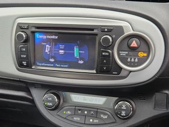 TOYOTA YARIS 1.5 VVT-h Trend Hatchback 5dr Petrol Hybrid CVT Euro 5 (101 ps)