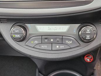 TOYOTA YARIS 1.5 VVT-h Trend Hatchback 5dr Petrol Hybrid CVT Euro 5 (101 ps)
