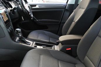 VOLKSWAGEN E-GOLF 35.8kWh e-Golf Hatchback 5dr Electric Auto (136 ps)