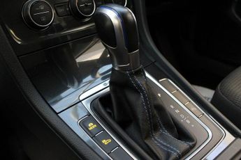 VOLKSWAGEN E-GOLF 35.8kWh e-Golf Hatchback 5dr Electric Auto (136 ps)