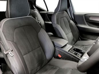 VOLVO XC40 2.0 B4 MHEV Plus Dark SUV 5dr Petrol Hybrid DCT Auto Euro 6 (s/s