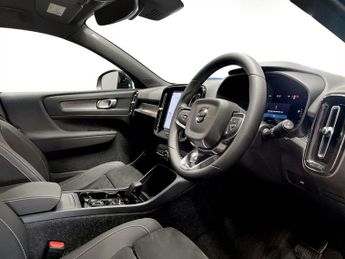 VOLVO XC40 2.0 B4 MHEV Plus Dark SUV 5dr Petrol Hybrid DCT Auto Euro 6 (s/s