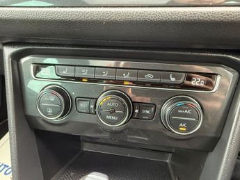 VOLKSWAGEN TIGUAN 2.0 TDI SEL SUV 5dr Diesel DSG Euro 6 (s/s) (150 ps)