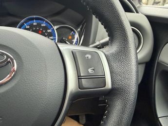 TOYOTA YARIS 1.5 VVT-h Icon Hatchback 5dr Petrol Hybrid E-CVT Euro 6 (101 ps)