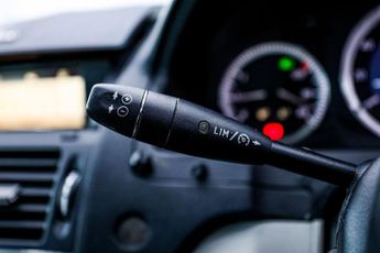 MERCEDES-BENZ C-CLASS 2.1 C220 CDI Elegance Saloon 4dr Diesel Auto Euro 4 (170 ps)