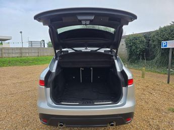 JAGUAR F-PACE 2.0 D240 Portfolio SUV 5dr Diesel Auto AWD Euro 6 (s/s) (240 ps)