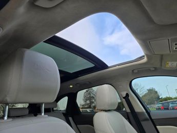 JAGUAR F-PACE 2.0 D240 Portfolio SUV 5dr Diesel Auto AWD Euro 6 (s/s) (240 ps)
