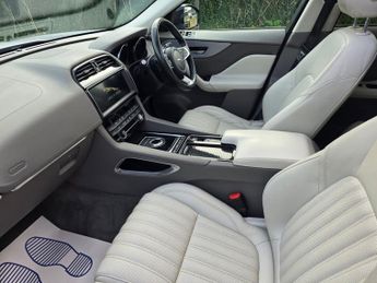 JAGUAR F-PACE 2.0 D240 Portfolio SUV 5dr Diesel Auto AWD Euro 6 (s/s) (240 ps)
