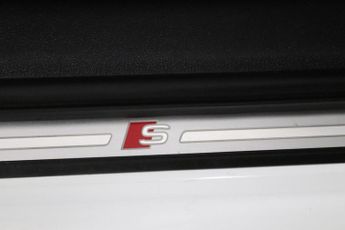 AUDI A4 AVANT 2.0 TFSI 40 Black Edition Estate 5dr Petrol S Tronic Euro 6 (s/s