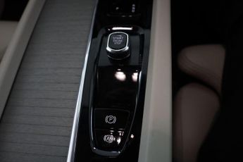 VOLVO XC60 2.0 B5 MHEV Plus SUV 5dr Petrol Hybrid Auto AWD Euro 6 (s/s) (25