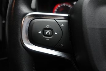 VOLVO XC40 2.0 D3 Momentum SUV 5dr Diesel Auto Euro 6 (s/s) (150 ps)