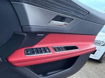 JAGUAR XF 3.0d V6 S Saloon 4dr Diesel Auto Euro 6 (s/s) (300 ps)