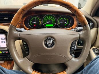 JAGUAR XJ 2.7 TD Executive Saloon 4dr Diesel Automatic (214 g/km, 204 bhp)